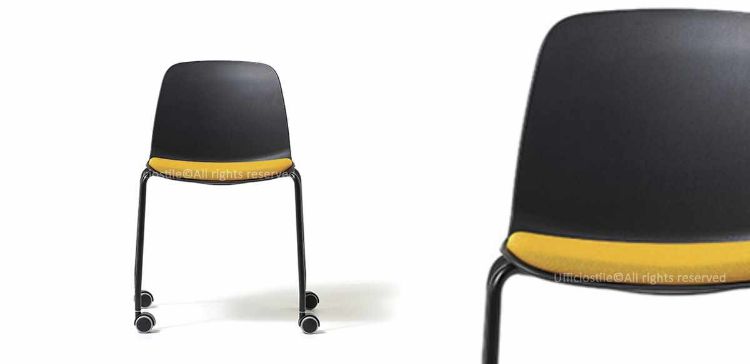 Poltrona visitatore su ruote con scocca in polipropilene, basamento a 4 gambe con ruote, rivestimento in poliestere Trevira CS® e certificazione UNI EN 16139 per uffici, sale riunioni e aree attesa.