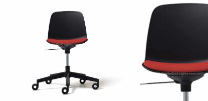 Poltrona visitatore girevole con scocca in polipropilene, basamento a 5 razze in alluminio nero su ruote gommate forate, elevazione a gas, rivestimento in poliestere Trevira CS® e certificazione UNI EN 16139.