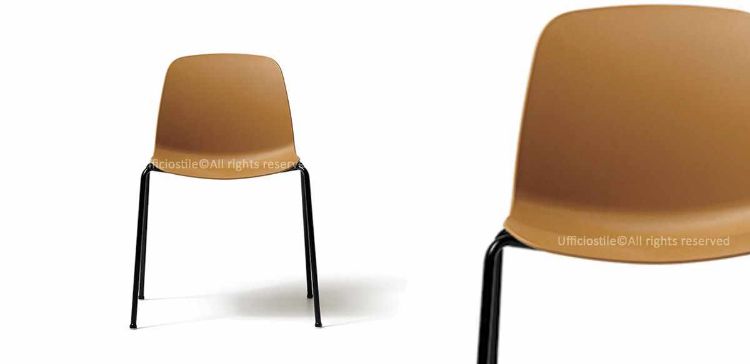 Poltroncina visitatore fissa con scocca in polipropilene, basamento a 4 gambe in alluminio nero, dimensioni compatte e certificazione UNI EN 16139 per uffici, sale riunioni e aree attesa.