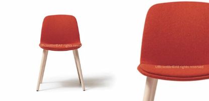 Poltroncina visitatore fissa con scocca in polipropilene rivestita, basamento a 4 gambe in legno frassino naturale e rivestimento in poliestere Trevira CS®.