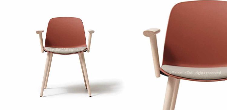 Poltroncina visitatore fissa con braccioli, scocca in polipropilene disponibile in 6 colori, basamento a 4 gambe in legno frassino naturale e rivestimento in poliestere Trevira CS®.