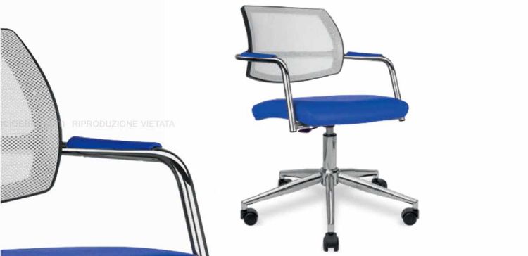 Poltrona con schienale basso in rete, braccioli fissi, sedile rivestito in materiale tecnico, base e telaio in acciaio cromato, piastra fissa ed elevazione a gas, ideale per uffici, sale riunioni e postazioni professionali.