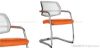 Poltrona visitatori con schienale in rete, braccioli fissi, sedile rivestito in materiale tecnico e base cantilever con telaio cromato, ideale per sale riunioni, uffici e aree accoglienza professionali.