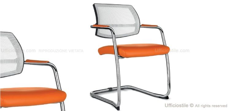 Poltrona visitatori con schienale in rete, braccioli fissi, sedile rivestito in materiale tecnico e base cantilever con telaio cromato, ideale per sale riunioni, uffici e aree accoglienza professionali.