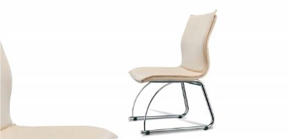 Poltrona conference senza braccioli con base su slitta in telaio cromato, rivestimento in similpelle resistente all’abrasione e certificazione Classe 1IM, ideale per sale riunioni, meeting room e ambienti professionali.