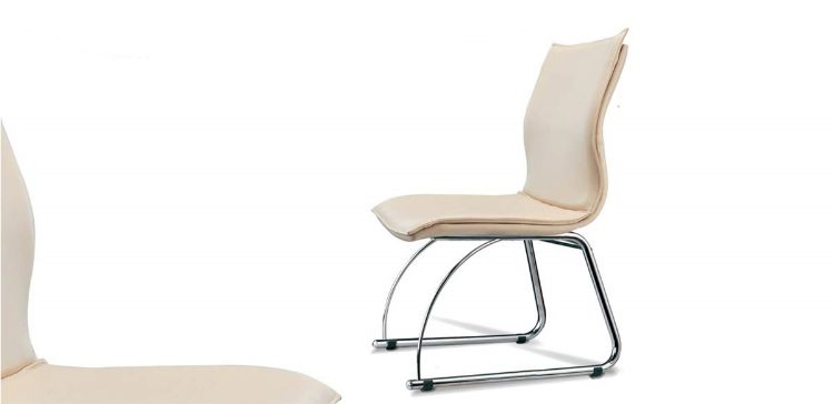 Poltrona conference senza braccioli con base su slitta in telaio cromato, rivestimento in similpelle resistente all’abrasione e certificazione Classe 1IM, ideale per sale riunioni, meeting room e ambienti professionali.