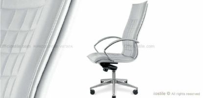 Poltrona direzionale Quadra con braccioli fissi, base a 5 razze in alluminio lucido con ruote, meccanismo oscillante a fulcro avanzato, elevazione a gas e rivestimento in misto cotone e poliestere.