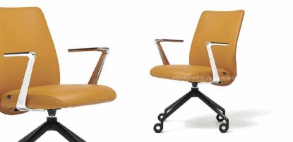 Poltrona visitatore girevole con rivestimento in pelle bovina, imbottitura in poliuretano espanso, base a 4 razze in alluminio nero, braccioli fissi in alluminio lucido con top nero e ruote forate design Philippe Starck.