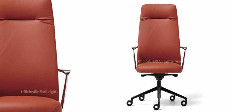 Poltrona direzionale con rivestimento in pelle bovina, imbottitura in poliuretano espanso, base a 5 razze in alluminio nero, braccioli fissi in alluminio lucido con top nero e meccanismo syncron con traslatore.