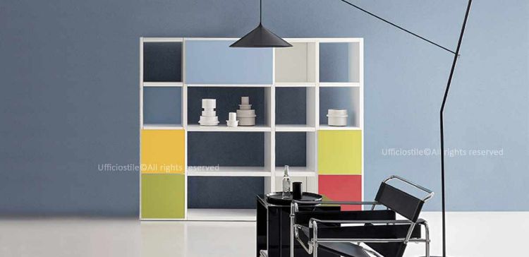Libreria per ufficio Ufficiostile a 16 vani con scocca in conglomerato ligneo bianco spessore 38 mm, piedini livellatori in zama e schiene e ante in melaminico con finiture ampiamente personalizzabili, codice prodotto ITDV500015.