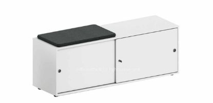 Mobiletto contenitore di servizio per ufficio Ufficiostile alto 58 cm con ante scorrevoli, realizzato in conglomerato ligneo melaminico con finiture personalizzabili e cuscino superiore in poliestere ignifugo Trevira CS, codice prodotto ITDV50004.