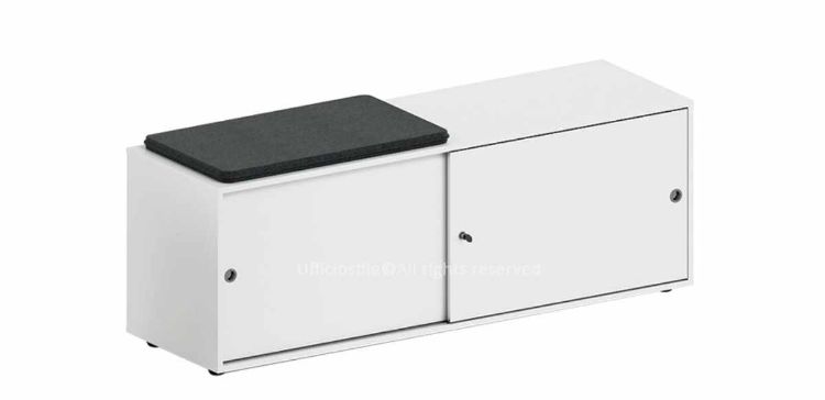 Mobiletto contenitore di servizio per ufficio Ufficiostile alto 58 cm con ante scorrevoli, realizzato in conglomerato ligneo melaminico con finiture personalizzabili e cuscino superiore in poliestere ignifugo Trevira CS, codice prodotto ITDV50004.