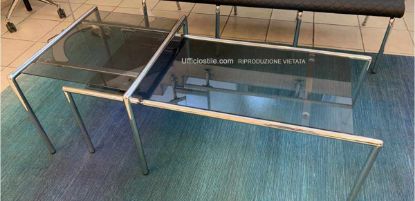 Tavolino da attesa fine esposizione composto da due elementi sovrapposti con telaio cromato e piani in cristallo, ideale per sale d’attesa, reception, aree lounge e ambienti professionali.
