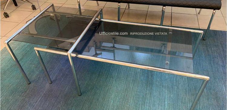 Tavolino da attesa fine esposizione composto da due elementi sovrapposti con telaio cromato e piani in cristallo, ideale per sale d’attesa, reception, aree lounge e ambienti professionali.