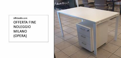 Scrivania da ufficio da 140 cm con piano spessore 25 mm, struttura metallica a ponte bianca e cassettiera su ruote a tre cassetti con serratura, realizzata in conglomerato ligneo rivestito in nobilitato melaminico classe E1.