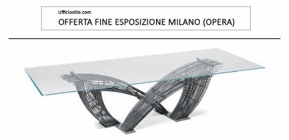 Tavolo design Cattelan Histrix con piano in cristallo trasparente da 15 mm, base in acciaio verniciato trasparente e piastre goffrate graphite, ideale per sale riunioni direzionali e ambienti professionali di rappresentanza.