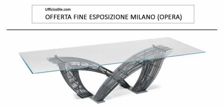 Tavolo design Cattelan Histrix con piano in cristallo trasparente da 15 mm, base in acciaio verniciato trasparente e piastre goffrate graphite, ideale per sale riunioni direzionali e ambienti professionali di rappresentanza.
