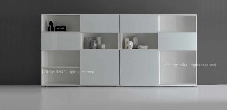 Composizione di 2 librerie per ufficio Ufficiostile per una larghezza totale di 360 cm, con ante scorrevoli in vetro retrolaccato bianco, scocca in melaminico bianco spessore 30 mm e binari in alluminio anodizzato, codice prodotto ITDV50016.