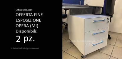 Cassettiera metallica da ufficio su ruote a tre cassetti, finitura bianca con maniglia cromata, soluzione Made in Italy fine esposizione per postazioni operative e ambienti professionali.