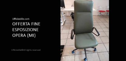 Poltrona direzionale imbottita con schienale alto, rivestimento in tessuto CAT. F MAGNUM colore verde oliva, braccioli fissi neri e basamento in nylon nero, soluzione Made in Italy fine esposizione per uffici direzionali.