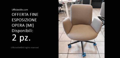 Seduta visitatori fine esposizione completamente rivestita in tessuto CAT. G FENICE, con braccioli integrati e basamento in nylon nero, ideale per uffici, sale riunioni e aree accoglienza professionali.