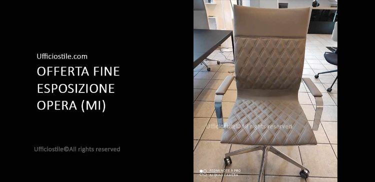 Poltrona direzionale imbottita con rivestimento trapuntato in tessuto CAT. D EXTREMA IKON colore 471, braccioli e basamento in alluminio cromato, ideale per uffici direzionali e ambienti professionali.