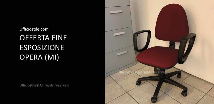 Poltrona operativa girevole imbottita CAT. B colore 751, dotata di braccioli e basamento in nylon nero, soluzione Made in Italy fine esposizione per postazioni ufficio professionali.