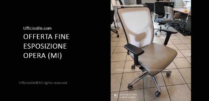 Poltrona operativa fine esposizione con schienale in rete bianca, seduta imbottita CAT. A colore 156, basamento a 5 razze in alluminio cromato e braccioli in nylon nero, ideale per postazioni ufficio professionali.