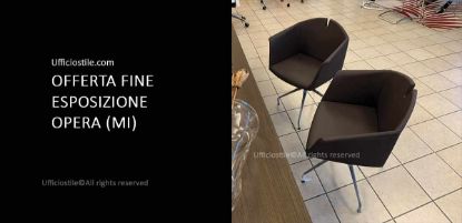 Coppia di sedute visitatori imbottite in vera pelle CAT. P colore P902 Dark Brown, con basamento in alluminio cromato, soluzione Made in Italy fine esposizione per uffici direzionali, sale riunioni e aree accoglienza.