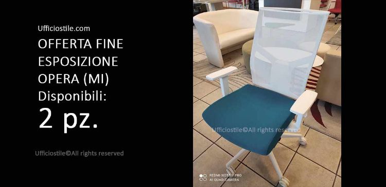 Poltrona operativa fine esposizione con schienale in rete bianco, sedile imbottito in tessuto CAT. F JET colore 6091 e basamento in nylon bianco, ideale per postazioni ufficio professionali.