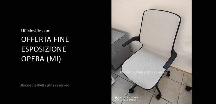 Poltrona regolabile in altezza con seduta e schienale rivestiti in tessuto KT bianco e basamento in nylon nero, soluzione Made in Italy fine esposizione per uffici e ambienti professionali.