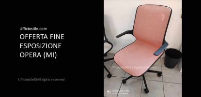 Poltrona regolabile in altezza con seduta e schienale rivestiti in tessuto KT rosa e basamento in nylon nero, soluzione Made in Italy fine esposizione per uffici e ambienti professionali.