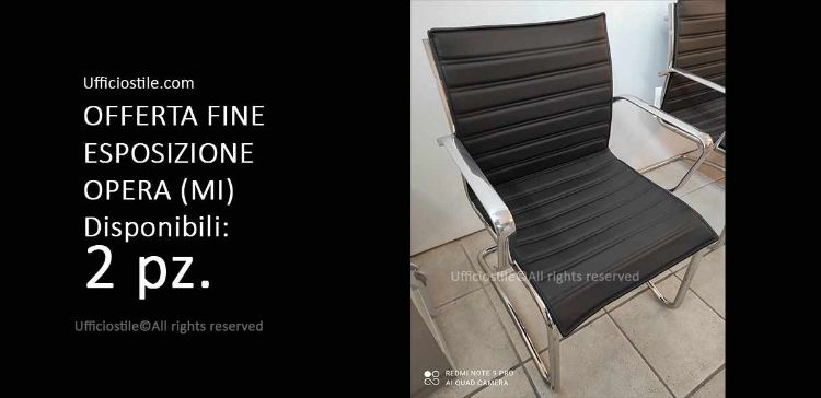 Coppia di poltrone visitatore a slitta con braccioli integrati, dimensioni compatte e produzione Made in Italy, ideale per uffici, sale riunioni, reception e aree attesa professionali.
