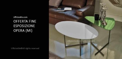 Tavolini da caffè fine esposizione con piano in vetro verde e bianco e basamento in metallo, disponibili in due dimensioni, ideali per aree attesa, lounge e spazi professionali.