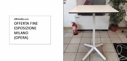 Tavolo alto bianco da 70x70 cm con piano in HPL, bordo nero a contrasto e basamento in metallo bianco, ideale per aree break, reception e spazi professionali.