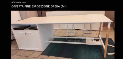 Tavolo alto con mobile di servizio a due ante in laminato, finiture Bianco e Frassino naturale, completo di vaschetta portaborse, ideale per aree operative, reception e spazi professionali.