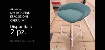 Sgabello h 75 con seduta imbottita e gambe verniciate bianche, dimensioni 50x42 cm e altezza complessiva 86 cm, soluzione Made in Italy fine esposizione per uffici, aree break e ambienti professionali.
