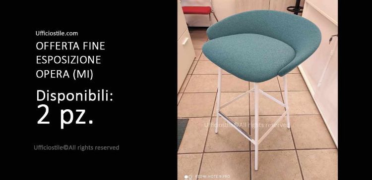 Sgabello h 75 con seduta imbottita e gambe verniciate bianche, dimensioni 50x42 cm e altezza complessiva 86 cm, soluzione Made in Italy fine esposizione per uffici, aree break e ambienti professionali.