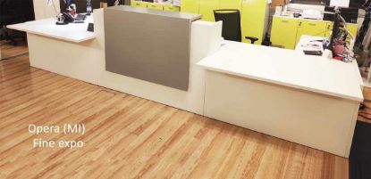 Banco reception da ufficio con due moduli laterali ribassati, modulo centrale con scrivania interna, mensole di accettazione laccate e struttura in conglomerato ligneo rivestito in melaminico classe E1, Made in Italy.