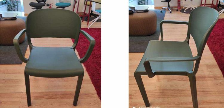 Coppia di sedie fisse con braccioli e struttura a quattro gambe, realizzate in polipropilene finitura Dark Green, ideali per sale riunioni, aree attesa e spazi ufficio professionali.