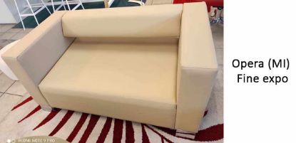 Divano attesa a due posti con rivestimento in similpelle beige, struttura in legno, faesite e truciolare, imbottitura in poliuretano espanso, ideale per sale d’attesa e aree accoglienza professionali.