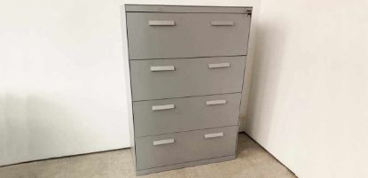 Classificatore orizzontale in metallo per ufficio con quattro cassetti per cartelle sospese, realizzato in lamiera di acciaio pressopiegata e rinforzata, ideale per archiviazione professionale.