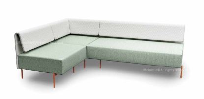 Divano modulare per area lounge ufficio, reception e sale attesa, con schienale trapuntato, configurazione compatta, piedini in acciaio verniciato arancio e rivestimento tecnico in poliuretano, cotone e PES con trattamento antimicrobico, impermeabilità e certificazione di reazione al fuoco del rivestimento.