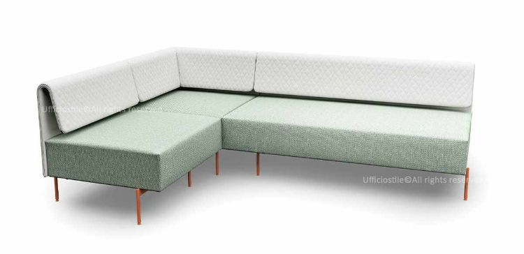 Divano modulare per area lounge ufficio, reception e sale attesa, con schienale trapuntato, configurazione compatta, piedini in acciaio verniciato arancio e rivestimento tecnico in poliuretano, cotone e PES con trattamento antimicrobico, impermeabilità e certificazione di reazione al fuoco del rivestimento.