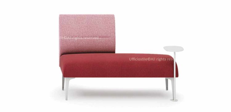 Divano modulare a 2 posti da 160 cm con struttura interna in acciaio, imbottitura in poliuretano flessibile stampato a freddo Classe 1-IM, pianetto di appoggio girevole 20x30 cm con supporto in tubolare metallico e rivestimento in poliestere FR Trevira CS per aree attesa, lounge e uffici professionali.