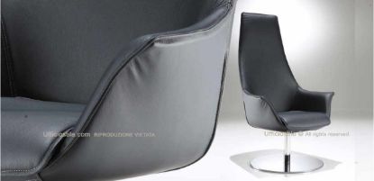 Poltrona Kim lounge girevole con schienale alto, base rotonda in acciaio inox effetto cromato, rivestimento in ecopelle ignifuga e dimensioni adatte ad aree lounge, uffici direzionali e spazi attesa professionali.