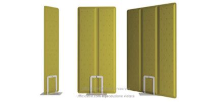 Pannelli fonoassorbenti freestanding con larghezze variabili da 40 a 120 cm, rivestiti in tessuto tecnico traspirante e ignifugo, dotati di struttura autoportante con base in acciaio verniciato a polveri, forma sottile con angoli raggiati e ampia gamma di colori su richiesta per uffici open space, coworking, sale riunioni, reception e ambienti pubblici.