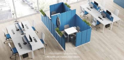 Layout per ufficio open space con bench condivisi, scrivanie in melaminico con struttura a ponte, schermi divisori frontali, pannelli acustici modulari freestanding in tessuto ignifugo, zona meeting informale integrata, sedute operative e visitatori, con accessori come appendiabiti, fioriere e moduli angolari.
