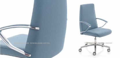 Poltrona direzionale Mivia con schienale medio senza cuciture orizzontali, base a 5 razze in alluminio lucido con ruote, rivestimento in ecopelle e meccanismo sincronizzato per ambienti ufficio.
