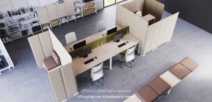 Postazione operativa acustica da 560 x 200 x 160 cm composta da bench operativo da 280 x 122,5 cm con struttura in acciaio verniciato e piani in truciolare ecologico melaminico, pannelli frontali e verticali fonoassorbenti in fibra di poliestere riciclata rivestita in tessuto ignifugo Trevira CS®, supporti free-standing e zona relax integrata con seduta imbottita e tavolino.